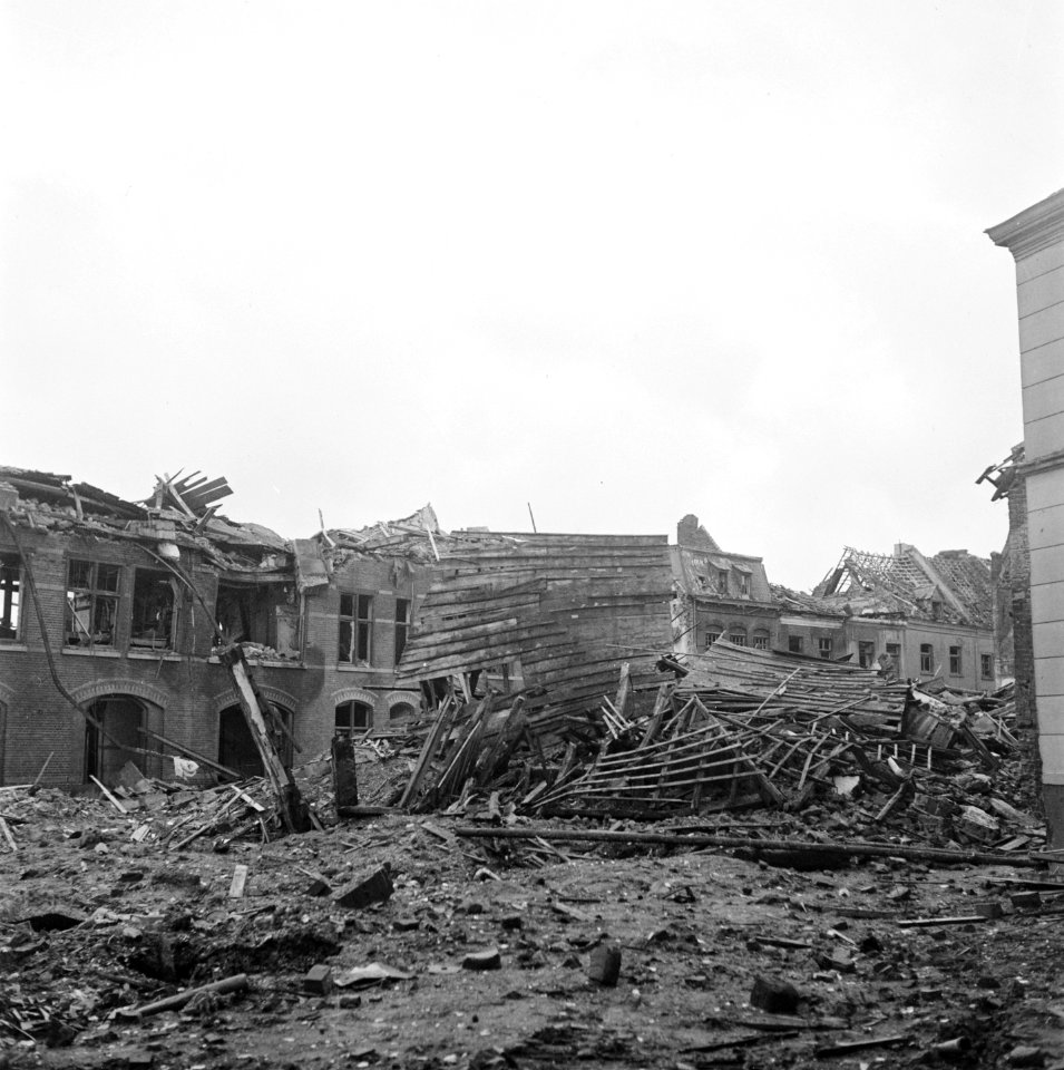 Venlo Oude Markt de ruïne van de fabriek van Bontamps Rechts zicht op huizen a, Bestanddeelnr 900-2194