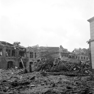 Venlo Oude Markt de ruïne van de fabriek van Bontamps Rechts zicht op huizen a, Bestanddeelnr 900-2194