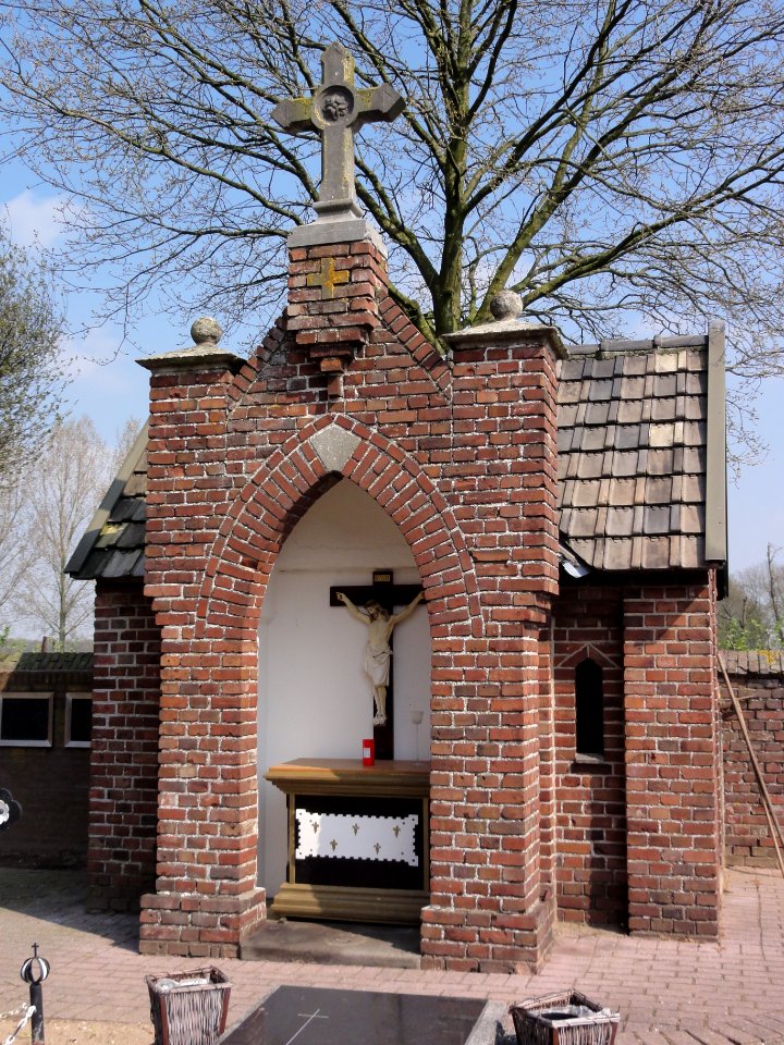 Venray Blitterswijck. kerkhof baarhuisje met kruisbeeld