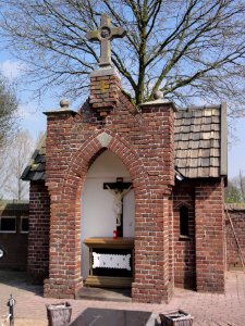 Venray Blitterswijck. kerkhof baarhuisje met kruisbeeld