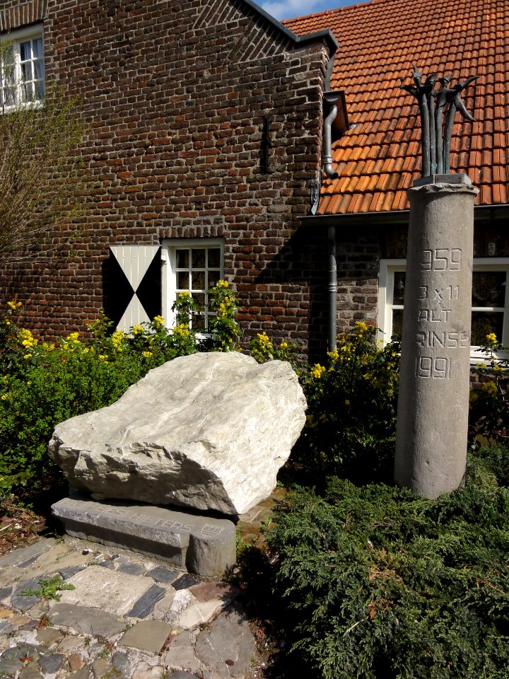 Venray Geijsteren, De kei (carnavalsmonument) met sculptuur De Polonaise Mieke van Uden