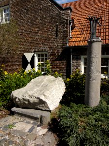 Venray Geijsteren, De kei (carnavalsmonument) met sculptuur De Polonaise Mieke van Uden