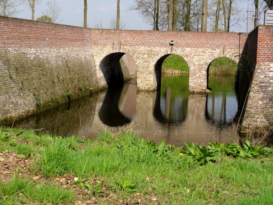 Venray Geijsteren, Rijksmonument 28441 kasteelruine voorste grachtbrug