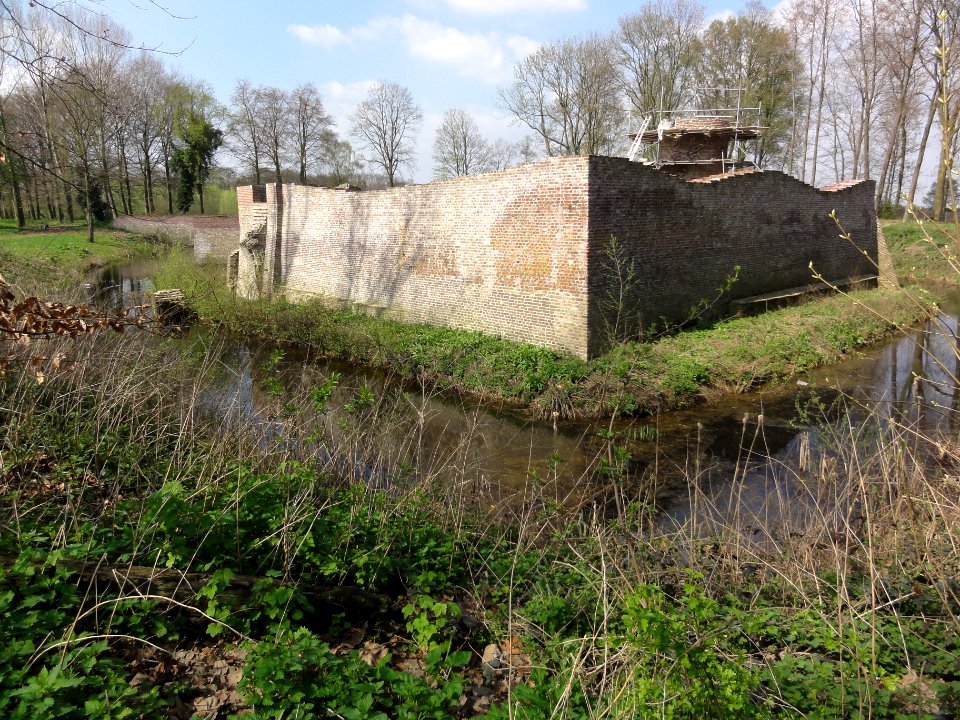 Venray Geijsteren, Rijksmonument 28441 kasteelruine gerestaureerde ommuring