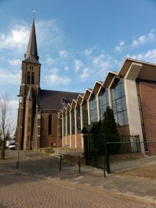 Venray Leunen, Rijksmonument 37219, RK kerk, zijaanzicht met modern kerkuitbreiding ertegen