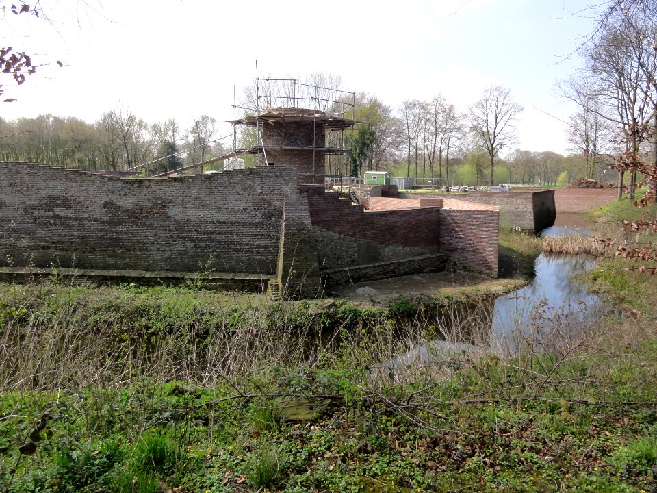 Venray Geijsteren, Rijksmonument 28441 kasteelruine toren in restauratie