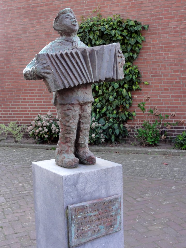 Venray Castenray, sculptuur Thej mit dn trekbuul, 2001