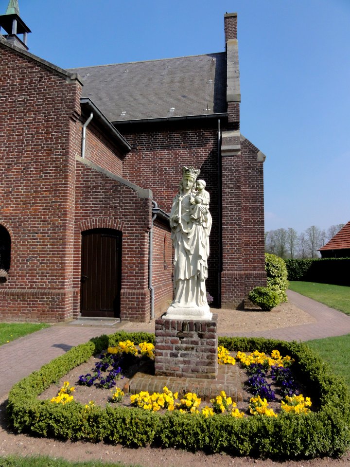 Venray Blitterswijck, Rijksmonument 28433, O.L.V. Geboortekerk buitenbeeld Maria koningin met kind