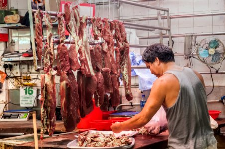 Vendedor de carne en mercado de pulgas chino de Wan Chai