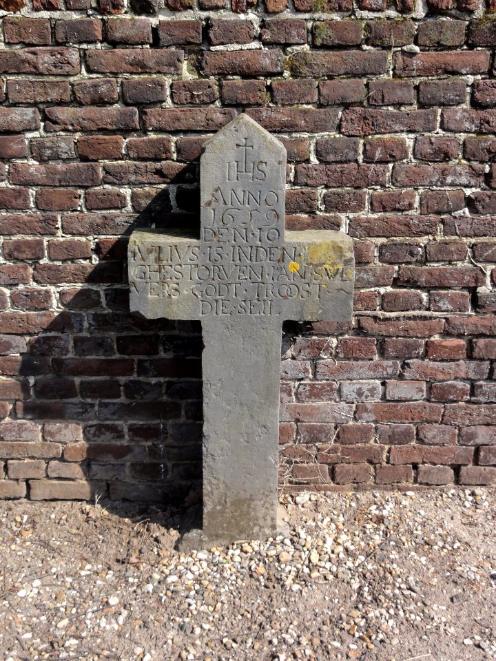 Venray Blitterswijck, Rijksmonument 28433, O.L.V. Geboortekerk kerkhof, grafkruis 1659