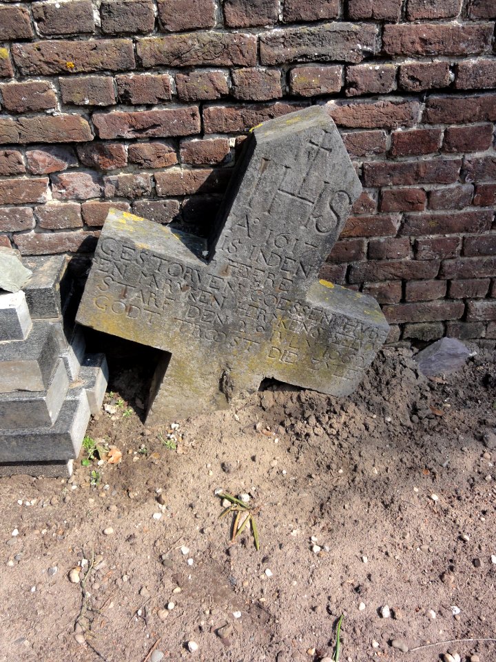 Venray Blitterswijck, Rijksmonument 28433, O.L.V. Geboortekerk kerkhof, grafkruis 1662