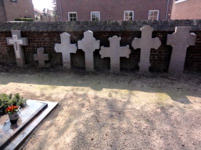 Venray Oirlo, Rijksmonument 37225 St.Gertrudiskerk oude grafkruisen op kerkhof