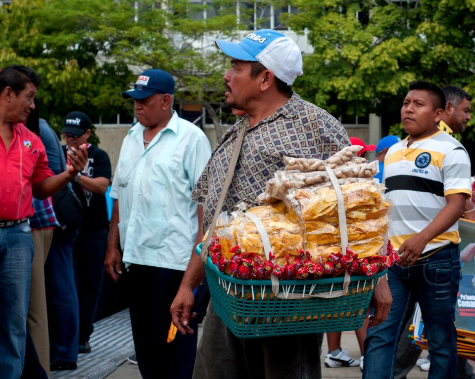 Vendedor ambulante o buhonero del centro de Maracaibo