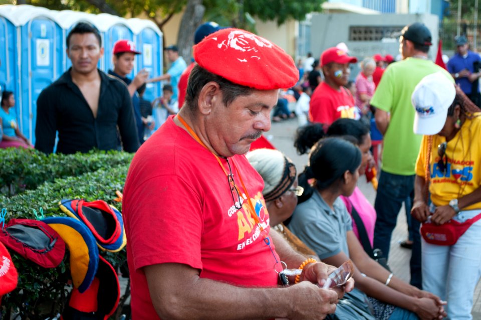 Vendedor chavista de boinas photo