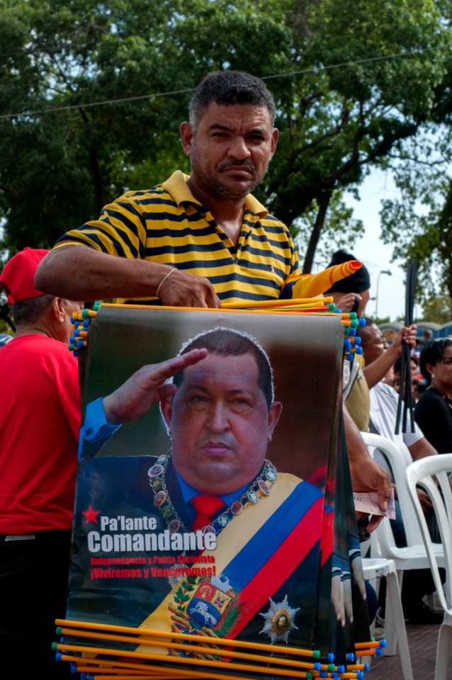 Vendedor de afiches con la imagen del Presidente Chavez