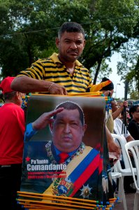 Vendedor de afiches con la imagen del Presidente Chavez photo
