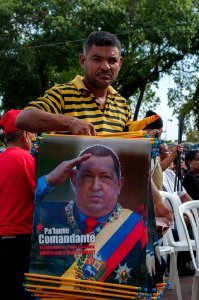 Vendedor de afiches con la imagen del Presidente Chavez
