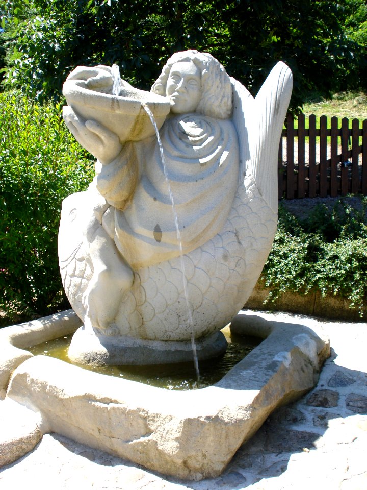 Vendenesse-sur-Arroux (Saône-et-Loire,Fr) fontaine(sculpture)