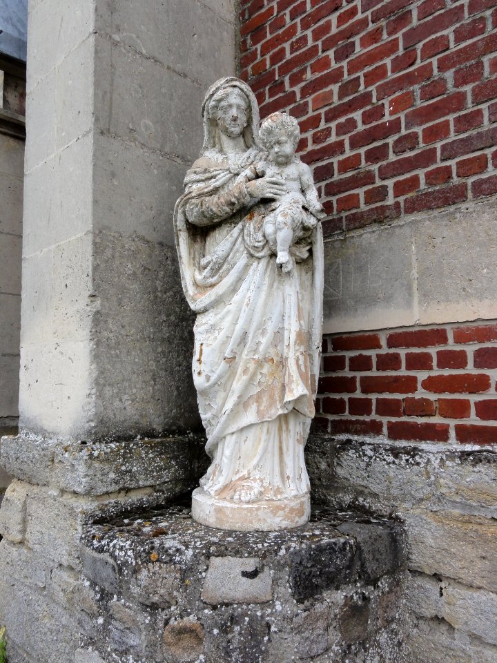 Vendeuil (Aisne) église extérieur, statue madonna et enfant