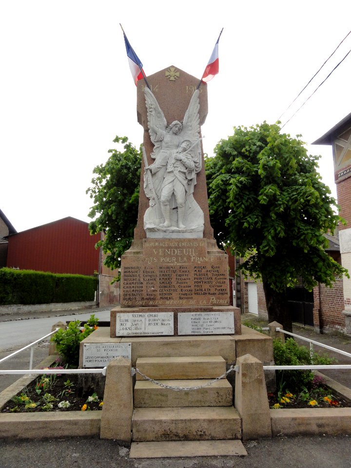 Vendeuil (Aisne) monument aux morts
