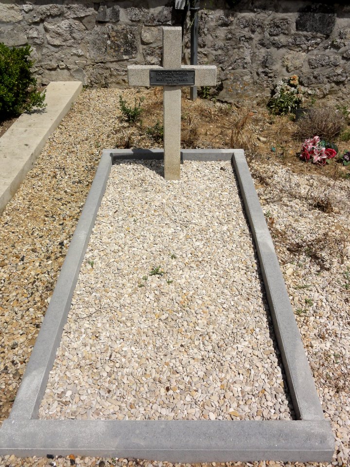 Vendresse-Beaulne (Aisne) tombe de guerre au cimetière communal