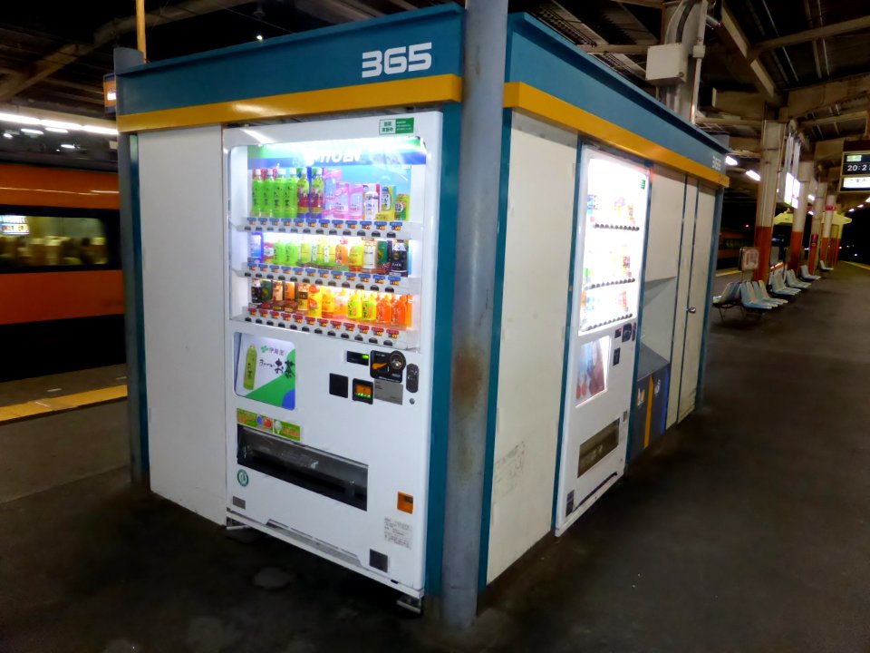 Vending machines of 365 in Yamato-yagi station