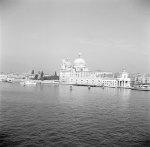 Venetie De kerk S Maria della Salute gefotografeerd vanaf het schip Esperia, Bestanddeelnr 254-2013