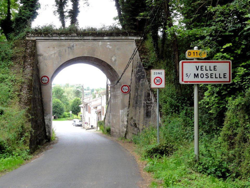 Velle-sur-Moselle (M-et-M) city limit sign