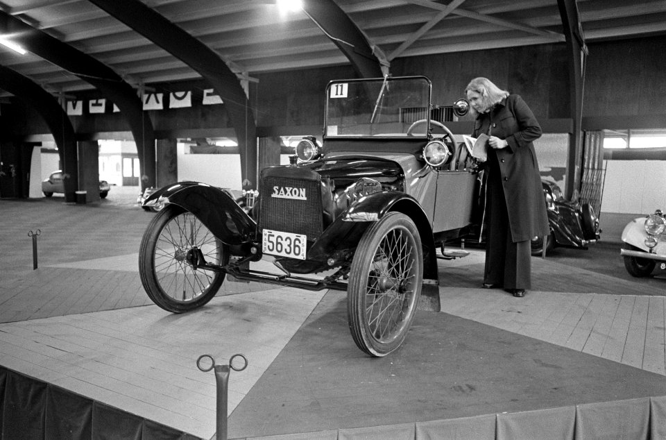 Veiling van Old Timers door Christie, in Automuseum Leidschendam een Saxon 11 P, Bestanddeelnr 928-8960