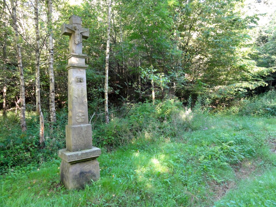 Veney (M-et-M) croix de chemin en forêt