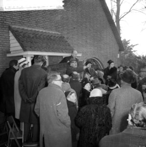 Veiling van de inboedel van Jolle Jansma te Bussum veilingknechten houden kleed , Bestanddeelnr 911-9873