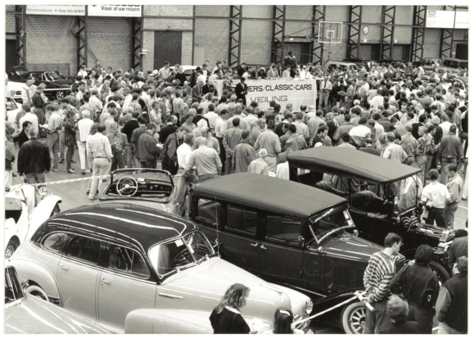 Veiling van old-timers in de Kennemer sporthal. NL-HlmNHA 54033975