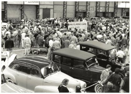 Veiling van old-timers in de Kennemer sporthal. NL-HlmNHA 54033975