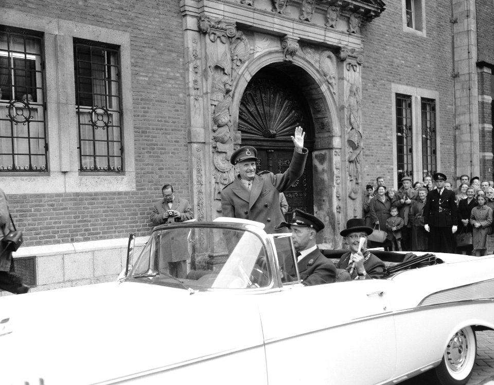 Veldmaarschalk Montgomery bezoekt Nijmegen In de auto met links de burgemeester, Bestanddeelnr 908-8730