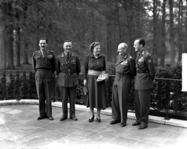 Veldmaarschalk Montgomery bezoekt koningin Juliana, Bestanddeelnr 903-0927