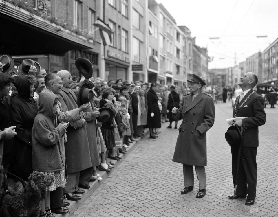Veldmaarschalk Montgomery bezoekt Nijmegen In de straten van Nijmegen, rechts d, Bestanddeelnr 908-8729