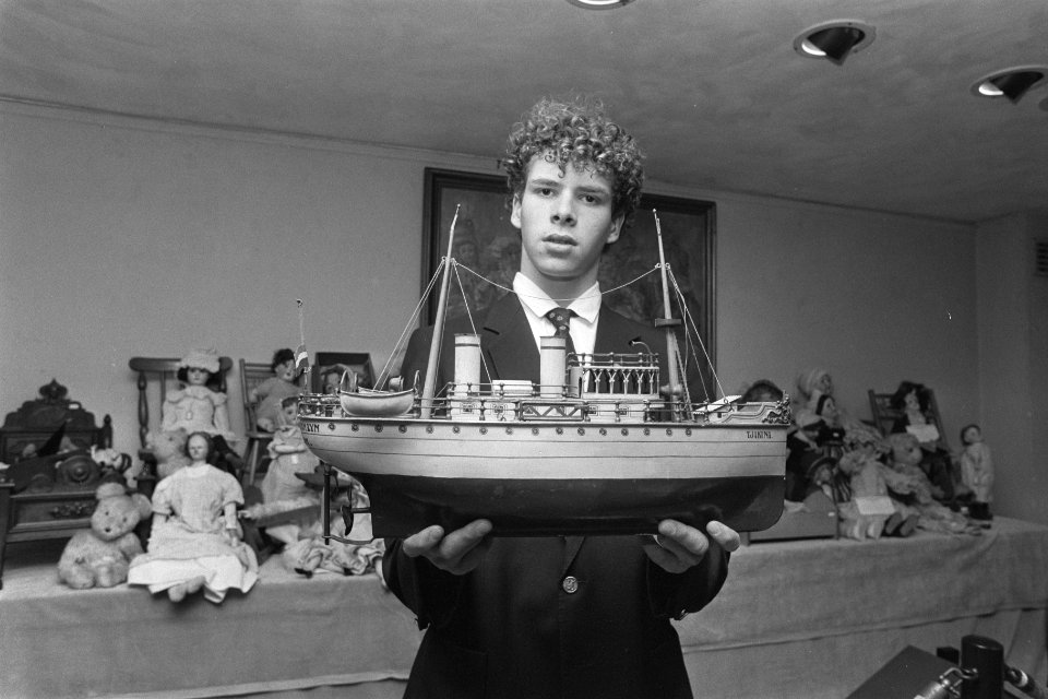 Veiling van kinderspeelgoed bij Sotheby in Amsterdam een opwindbare rivierboot , Bestanddeelnr 933-8282