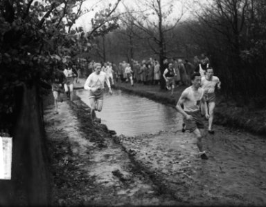 Veldloop in Rotterdam waterhindernis, Bestanddeelnr 904-4031