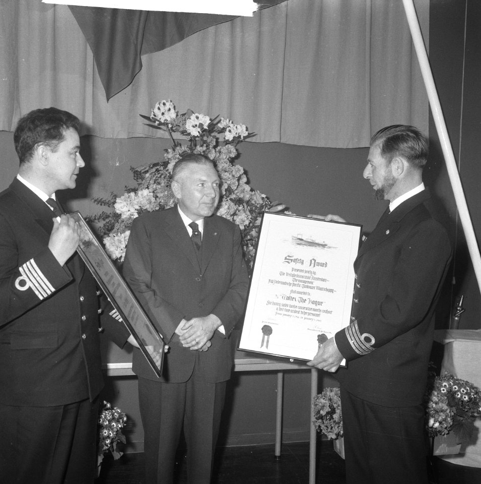 Veiligheidsonderscheiding voor kapiteins Kapitein J Mal Kapitein J van Beek en, Bestanddeelnr 913-7546