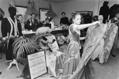 Veiling theaterkostuums in Maison de Bonneterie in Amsterdam, Bestanddeelnr 933-9929