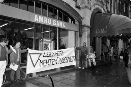 Veiling kunstcollectie Pieter Menten protest bij ingang, Bestanddeelnr 933-3620