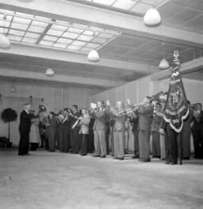 Veldhovens Fanfare-corps tijdens uitvoering in zaal met bovenlicht, Bestanddeelnr 255-8527