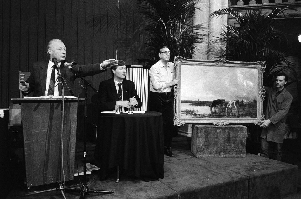 Veiling kunstcollectie Pieter Menten protest bij ingang veiling schilderij Herd, Bestanddeelnr 933-3621
