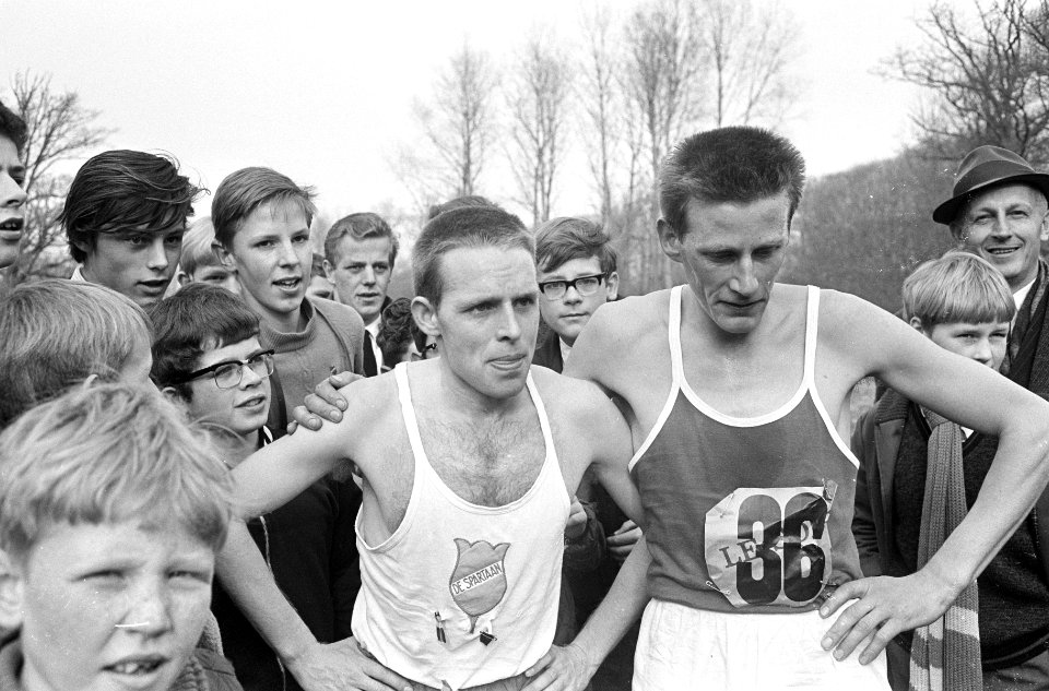 Veldloopkampioenschappen te Lisse, heren, Piet Beelen gaat door finish, Bestanddeelnr 920-1378