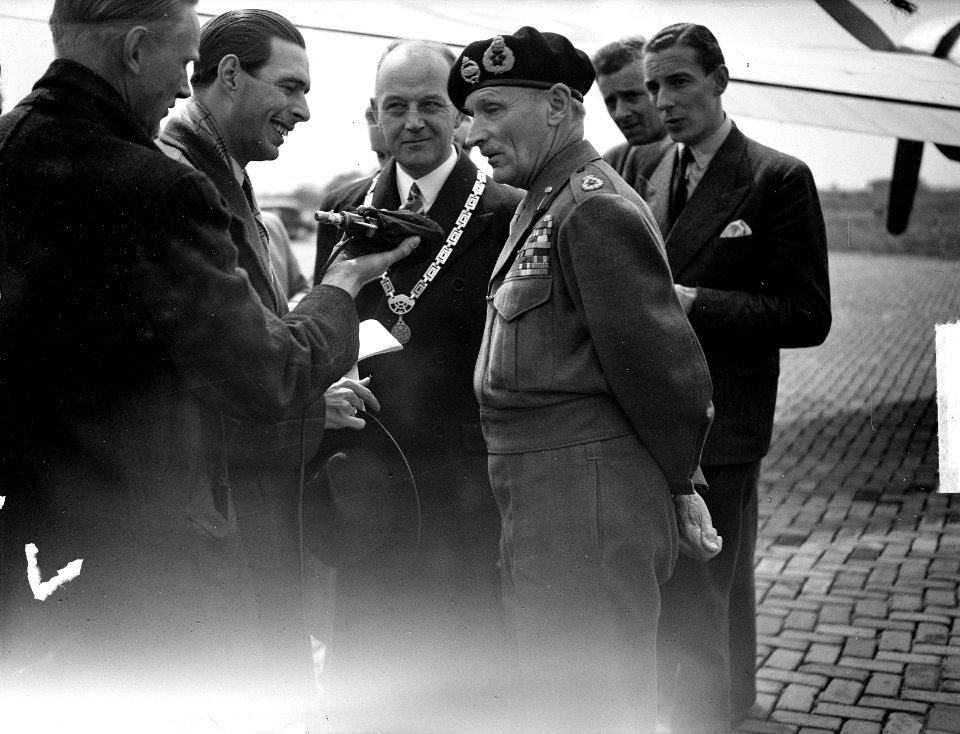 Veldmaarschalk Montgomery op vliegveld, Bestanddeelnr 903-3640