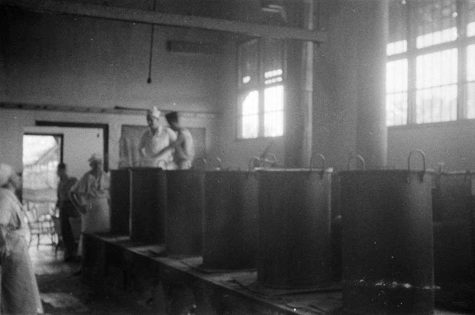 Veldkeuken, grote pannen staan op het vuur, Bestanddeelnr 170-5-2