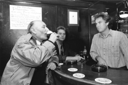 Veiling bij Christies van fotos van Cor Jaring Cor Jaring aan bar, Bestanddeelnr 934-1009