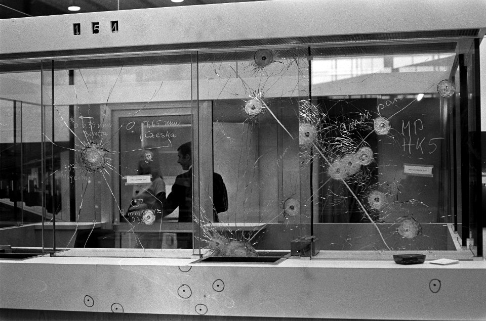 Veiligheidsbeurs in Utrecht, glas met kogelgaten, Bestanddeelnr 926-2907