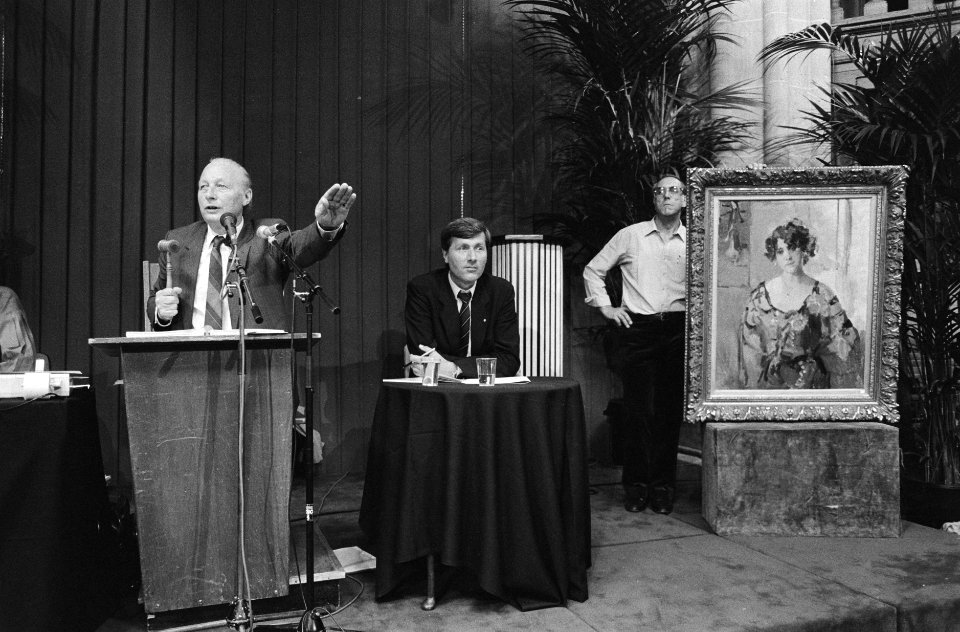 Veiling kunstcollectie Pieter Menten protest bij ingang veiling schilderij Carm, Bestanddeelnr 933-3622