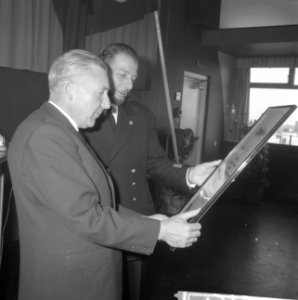 Veiligheidsonderscheiding voor kapiteins Kapitein J Mal Kapitein J van Beek en, Bestanddeelnr 913-7548